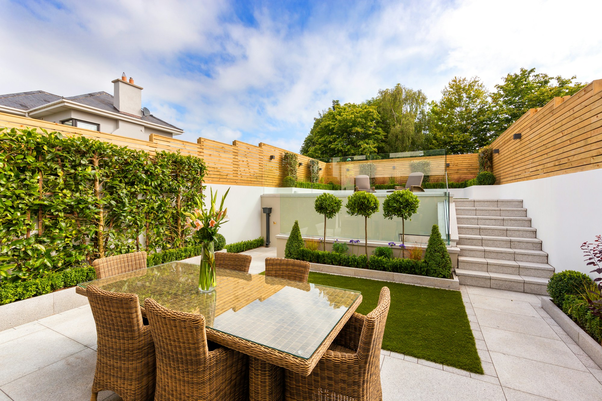 Beispiel: Terrasse mit Zaun