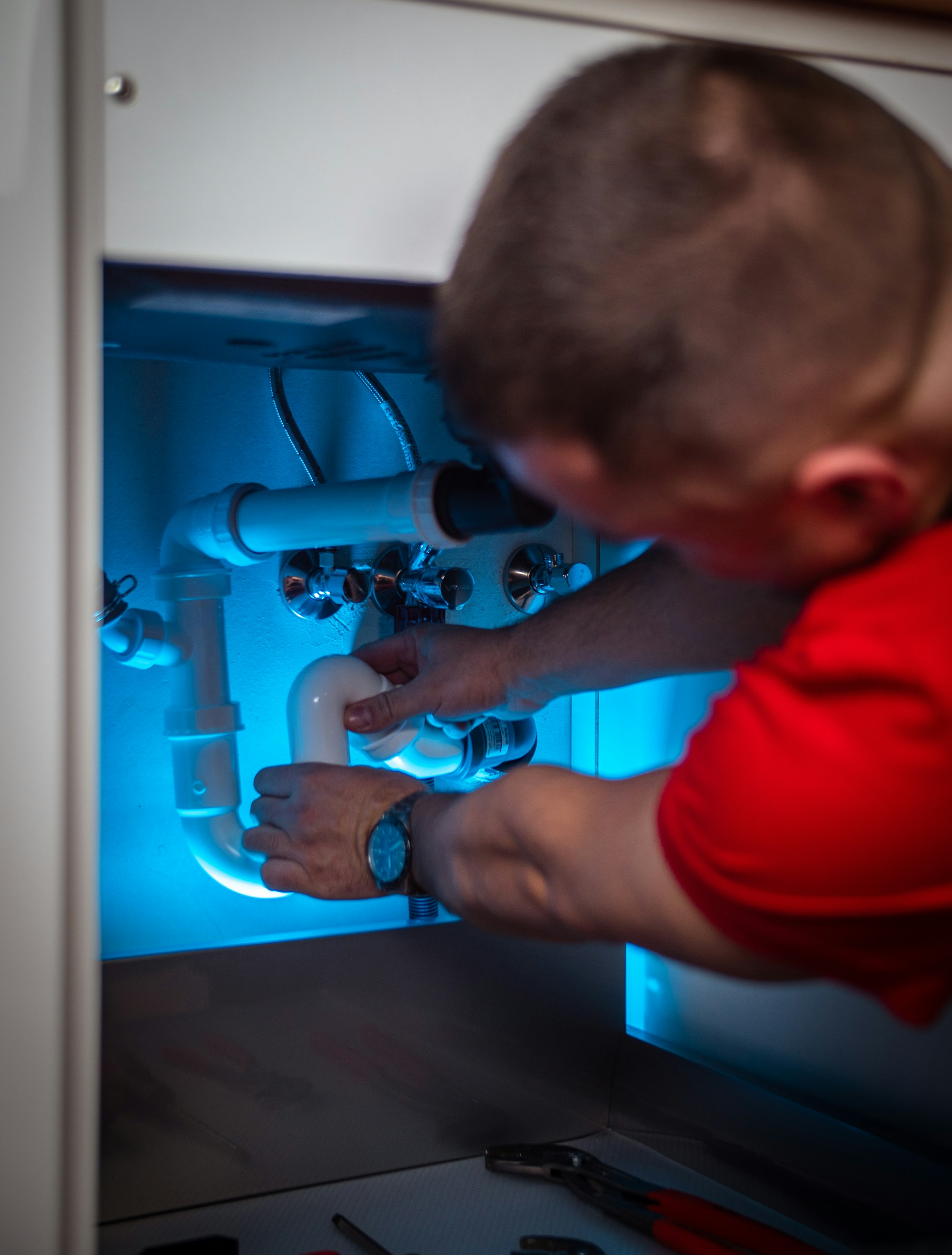 Beispiel: Rohrarbeit im Schrank
